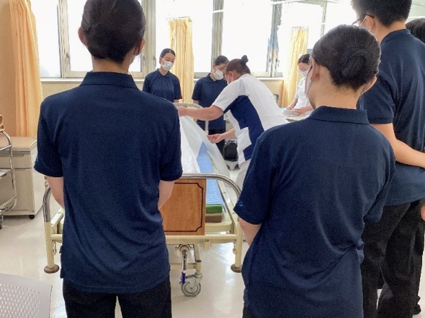 指導者である看護師のシャドーイングを通じて、患者様理解や看護の基礎技術・態度はもとより、看護師の役割や病院内での多職種連携も学びます。