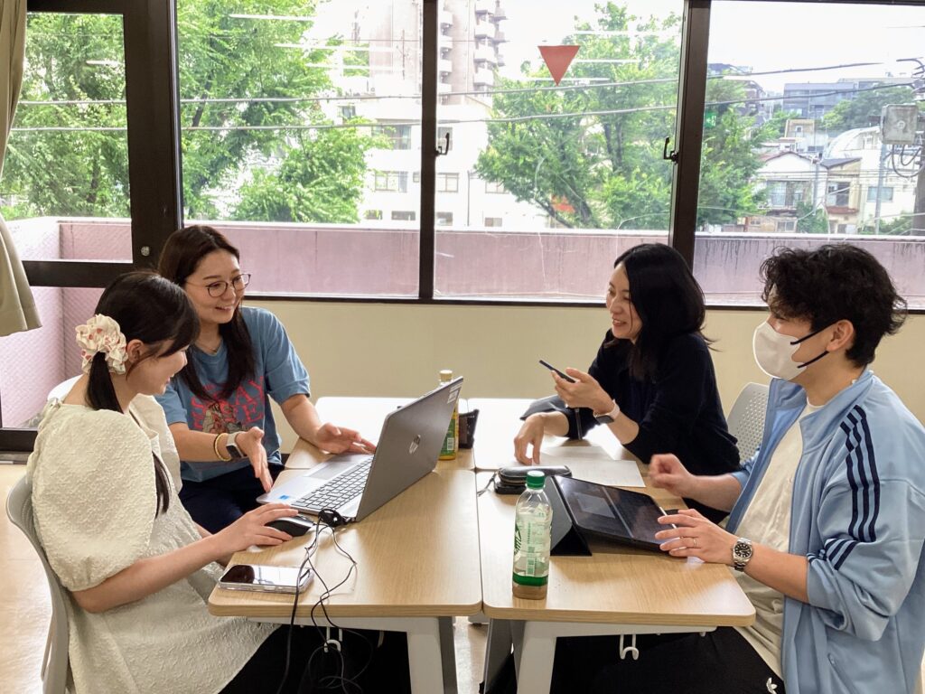 【看護学科】１年生「チームワークと協働」学生企画レクリエーションの準備中