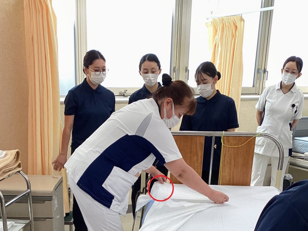 【看護学科】今日の１年生「ベッドメーキング」の演習