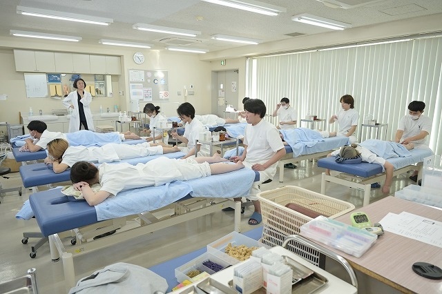 【東洋ブログ 大希のつぶやき】初めての人体施灸 東京衛生の教育